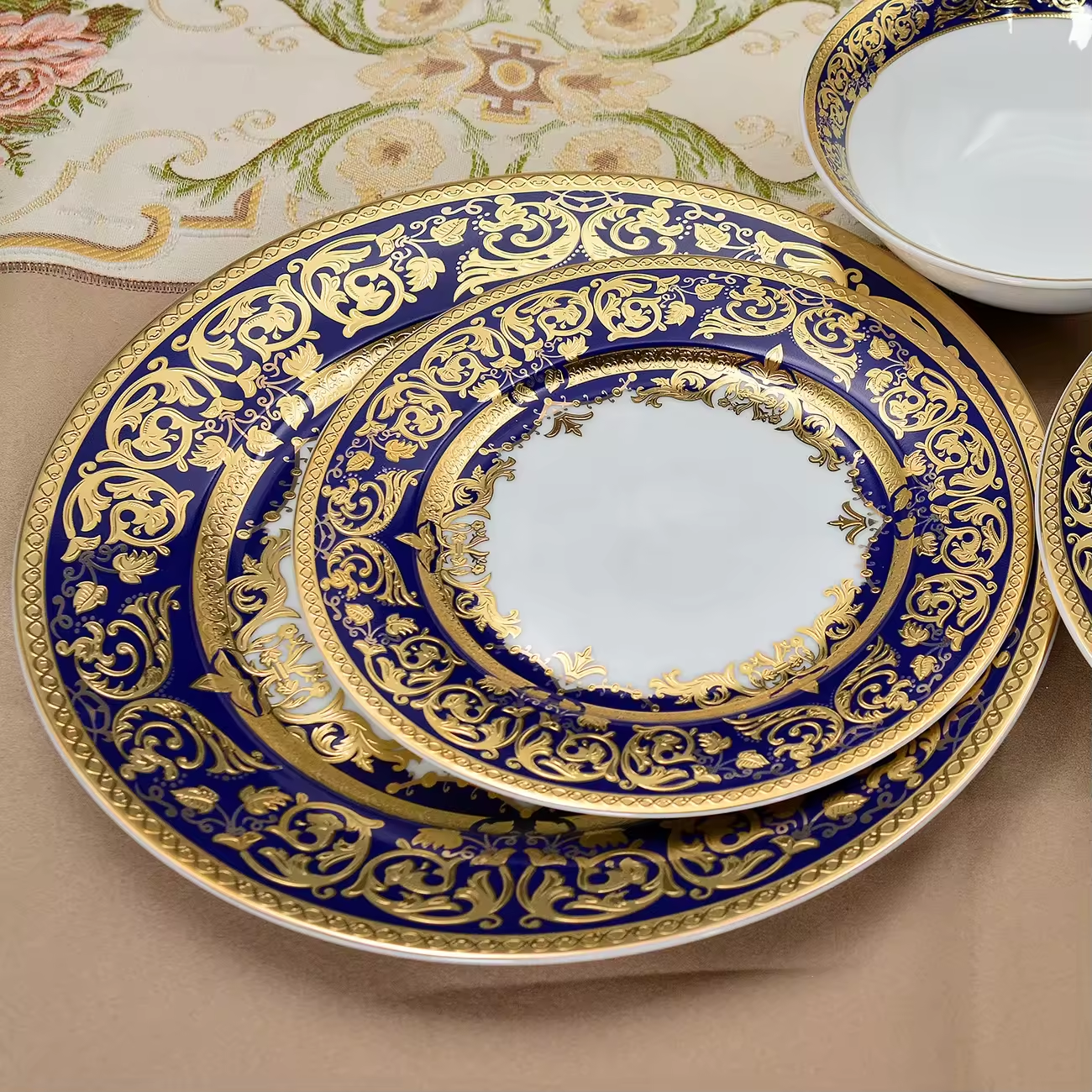 Aurora Blue Gold Rim Bone China Tableware Sets 10.5 Inch Flat Plate