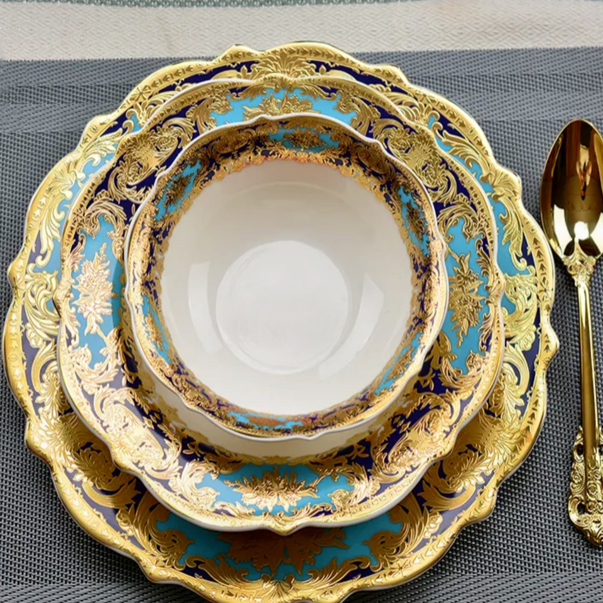 Aurora Light Luxury Sky Blue and Gold Embossed Design Dinnerware Set 8.5“Deep Plate